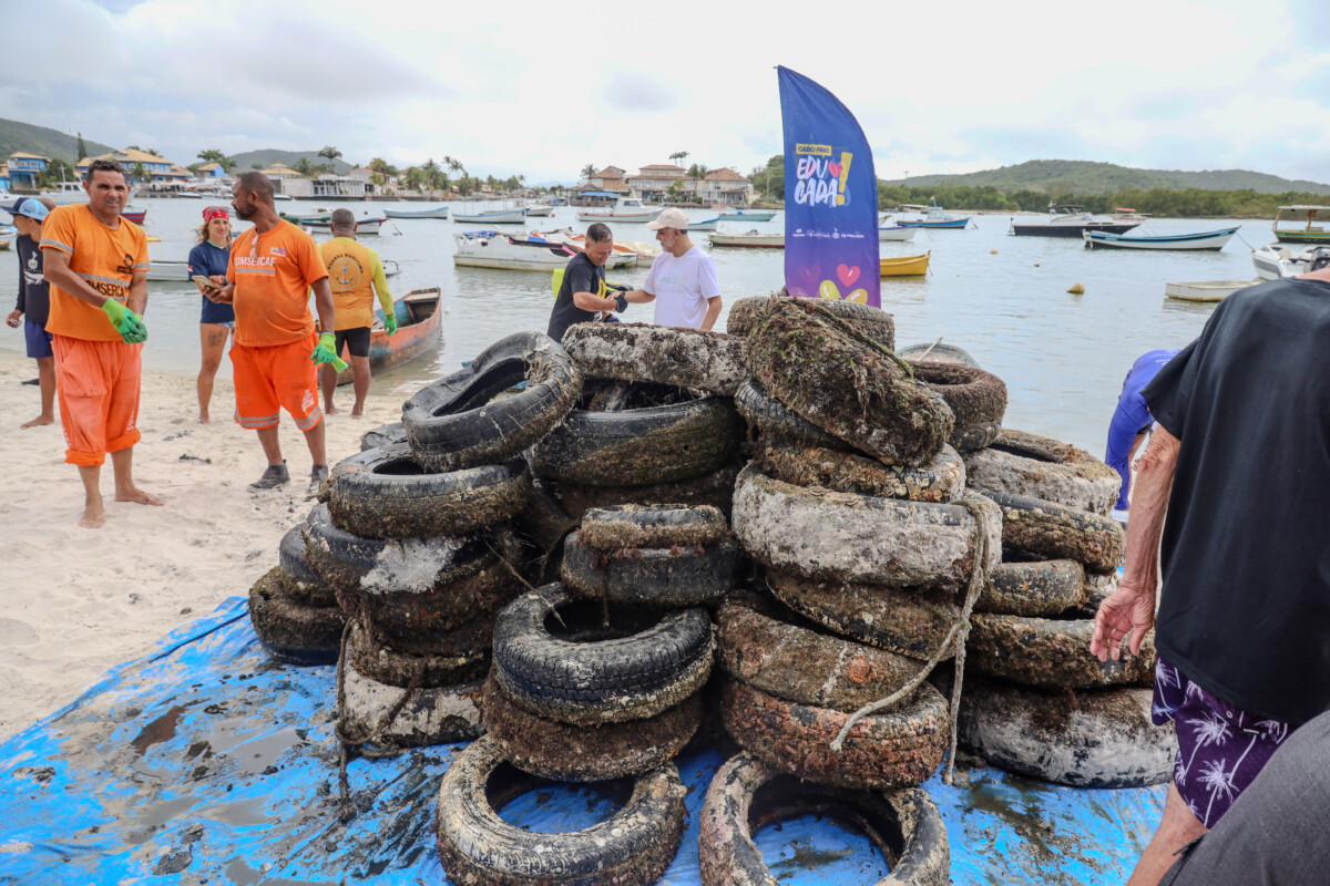 Mutirão retira mais de 160 pneus do fundo do Canal do Itajuru na Praia da Passagem (13)