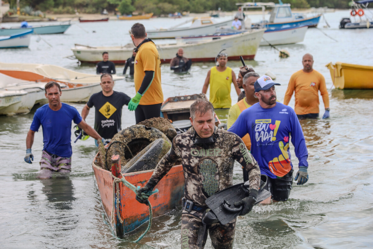 Mutirão retira mais de 160 pneus do fundo do Canal do Itajuru na Praia da Passagem (16)