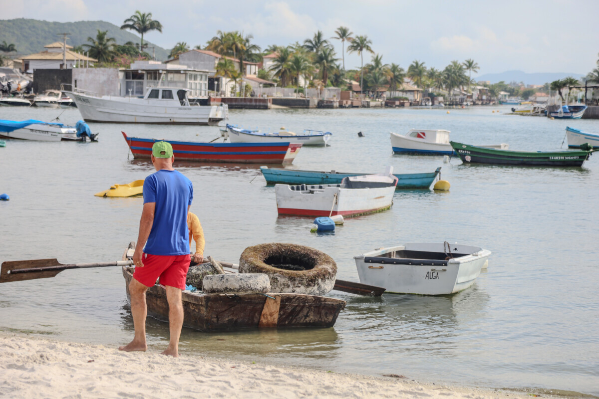 Mutirão retira mais de 160 pneus do fundo do Canal do Itajuru na Praia da Passagem (4)