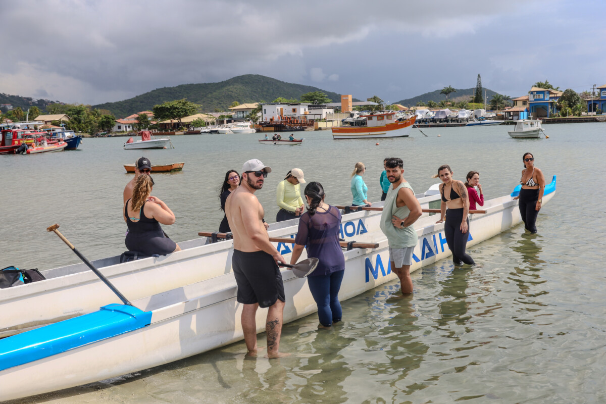 Mutirão retira mais de 160 pneus do fundo do Canal do Itajuru na Praia da Passagem (7)