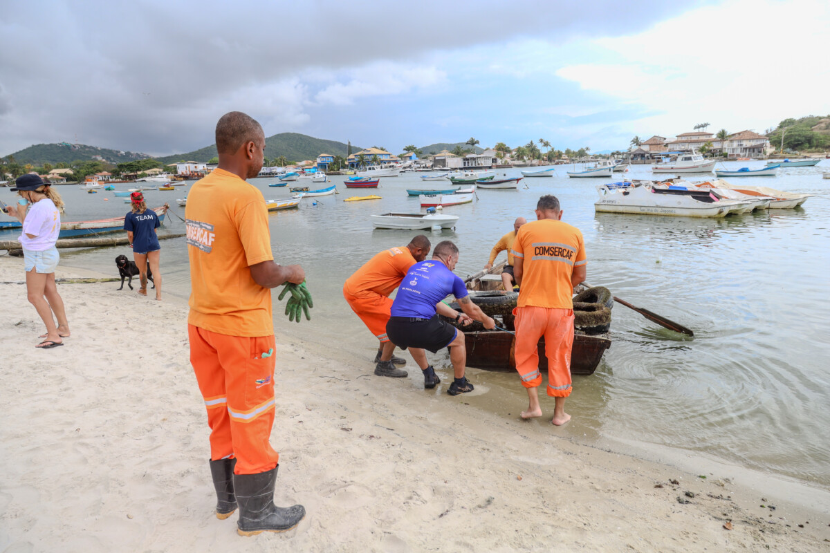 Mutirão retira mais de 160 pneus do fundo do Canal do Itajuru na Praia da Passagem (8)
