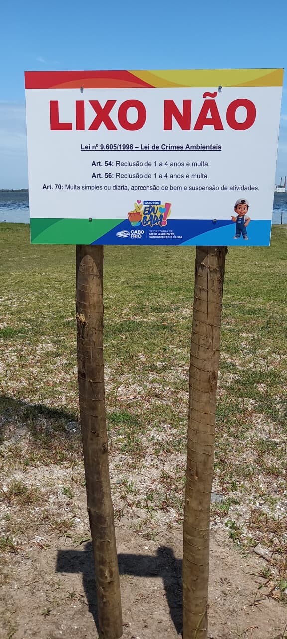 Programa ‘Cabo Frio Educada’ instala sinalização contra descarte de lixo na orla da Praia do Siqueira