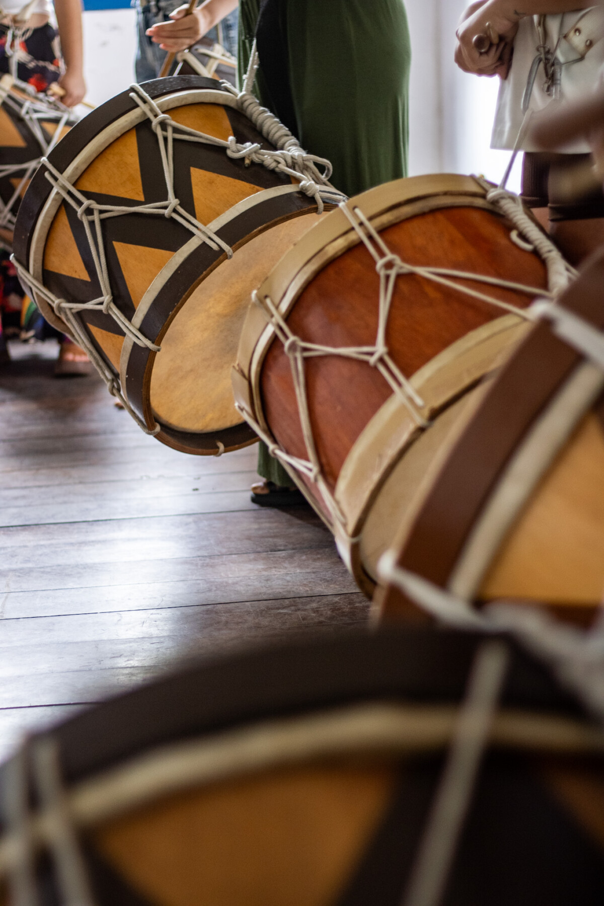 Tambores ecoam alto em oficina imersiva de Maracatu no Charitas (14)