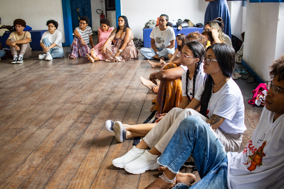 Tambores ecoam alto em oficina imersiva de Maracatu no Charitas (17)