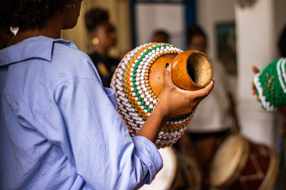 Tambores ecoam alto em oficina imersiva de Maracatu no Charitas (9)