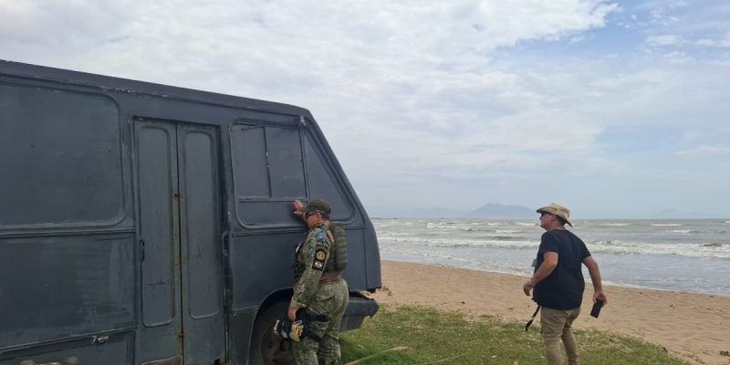 Fiscalização Ambiental notifica trailer estacionado irregularmente em área de preservação na Praia Rasa
