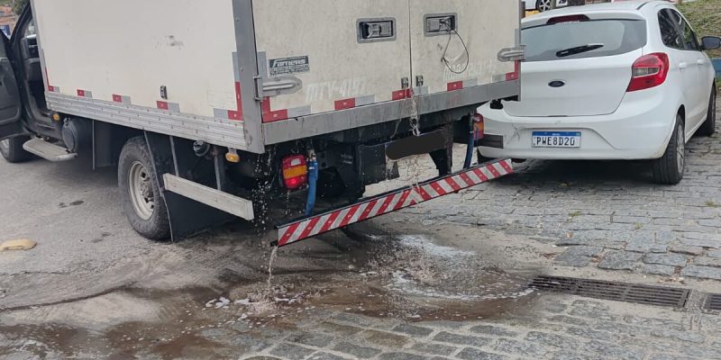 Prefeitura de Cabo Frio flagra despejo irregular de resíduos no Mercado do Peixe