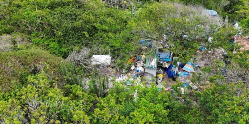 Prefeitura de Cabo Frio identifica material depositado irregularmente em área de restinga na Praia das Conchas