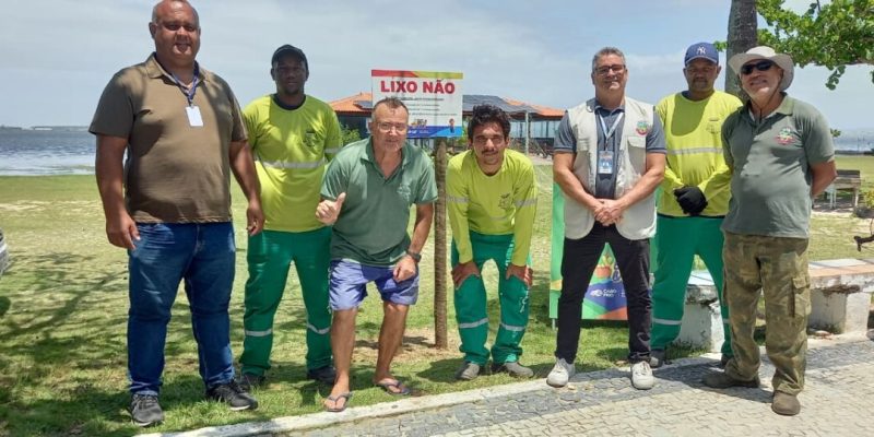 Programa ‘Cabo Frio Educada’ instala sinalização contra descarte de lixo na orla da Praia do Siqueira (2)