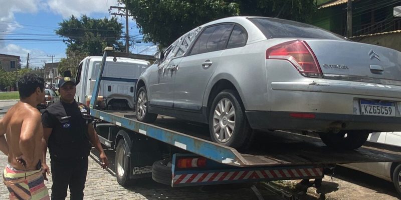 Secretaria Adjunta de Licenciamento e Fiscalização de Cabo Frio recolhe veículos em estado de abandono no Parque Burle (6)