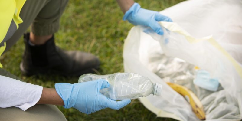 pessoa-que-presta-servico-comunitario-ao-coletar-lixo